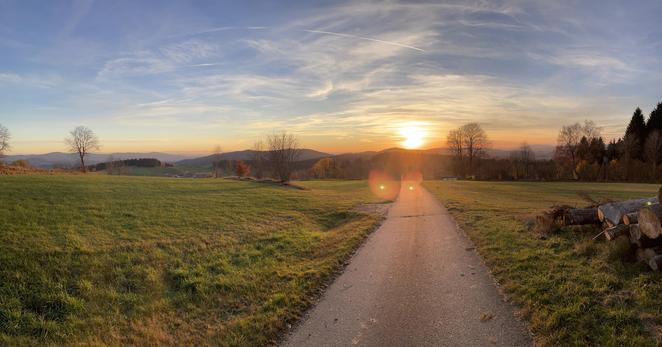 Landschaft im Bayerischen Wald bei Sonnenuntergang