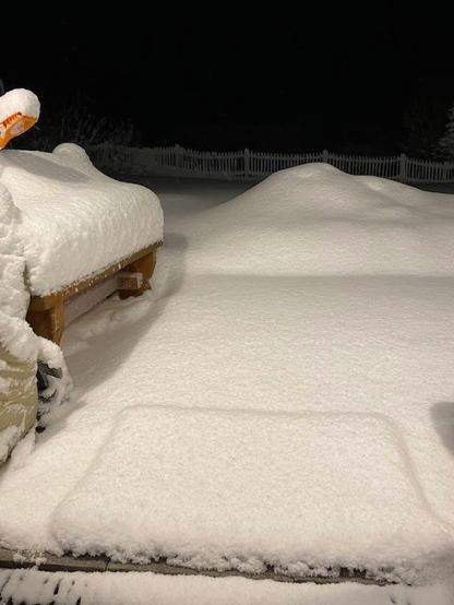 Der Blick aus der Haustür. Überall hoher Schnee.